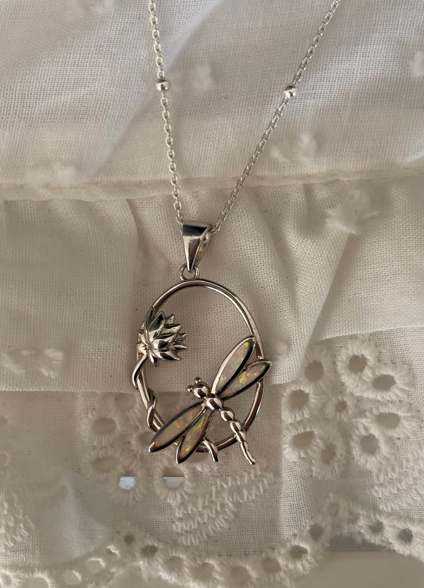 Collar de libélula con piedra opal blanco