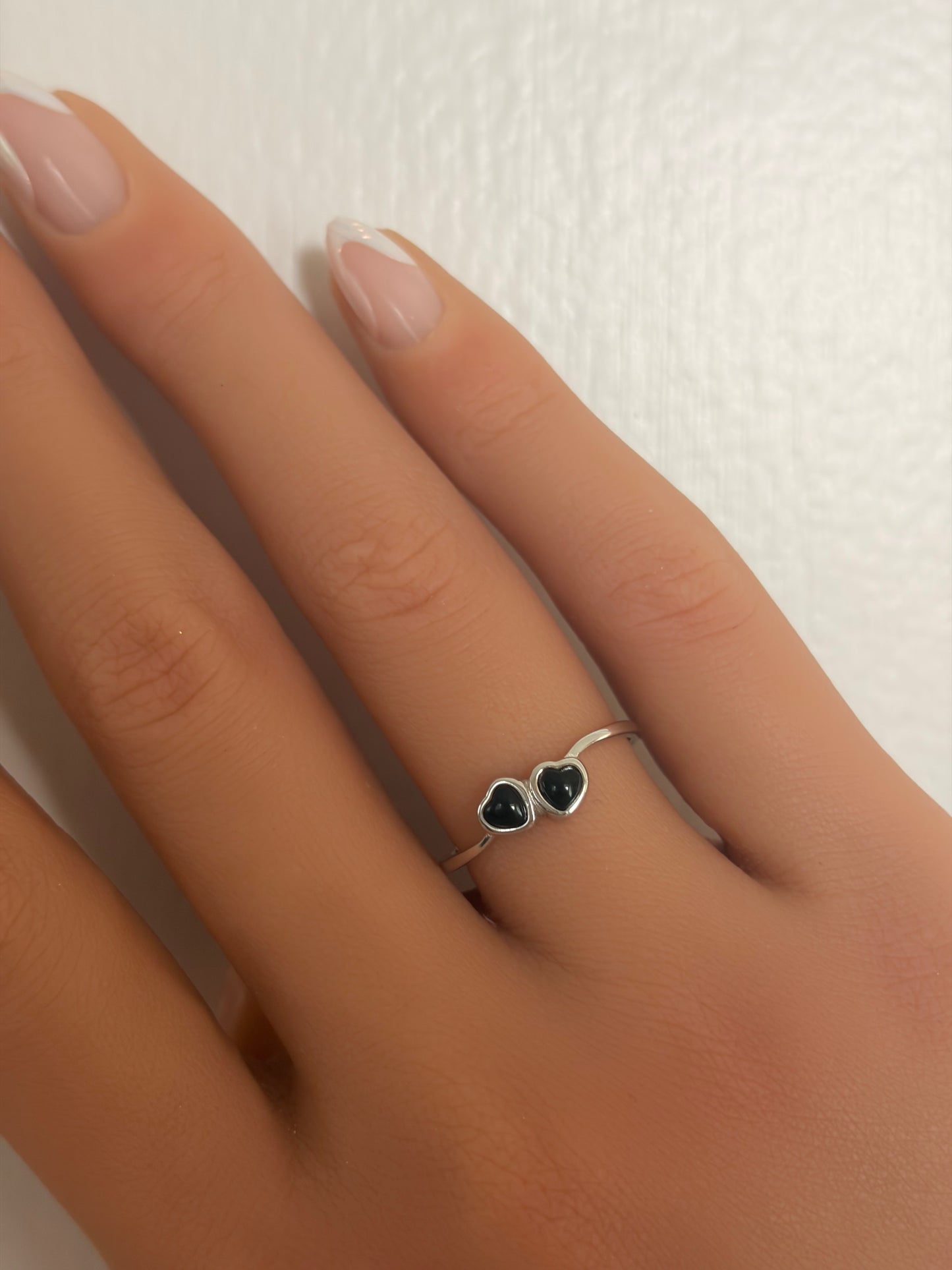 Sortija de corazones con piedra negra agate