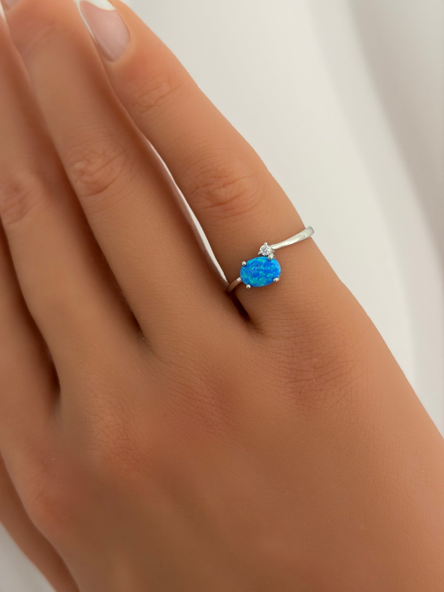 Sortija con piedra opal azul