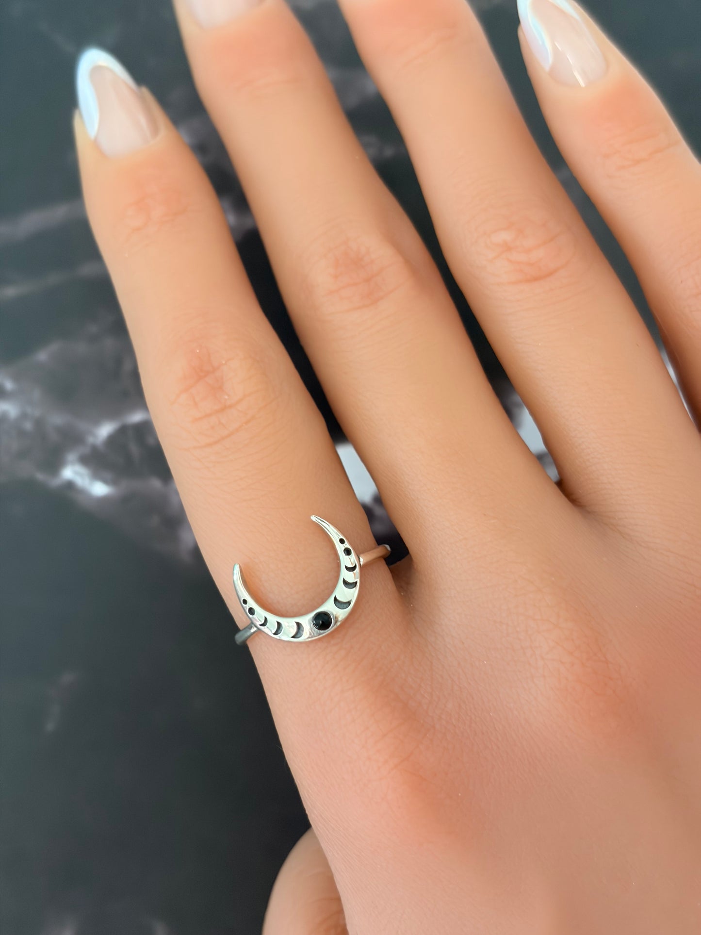 Sortija facetas de luna con piedra negra
