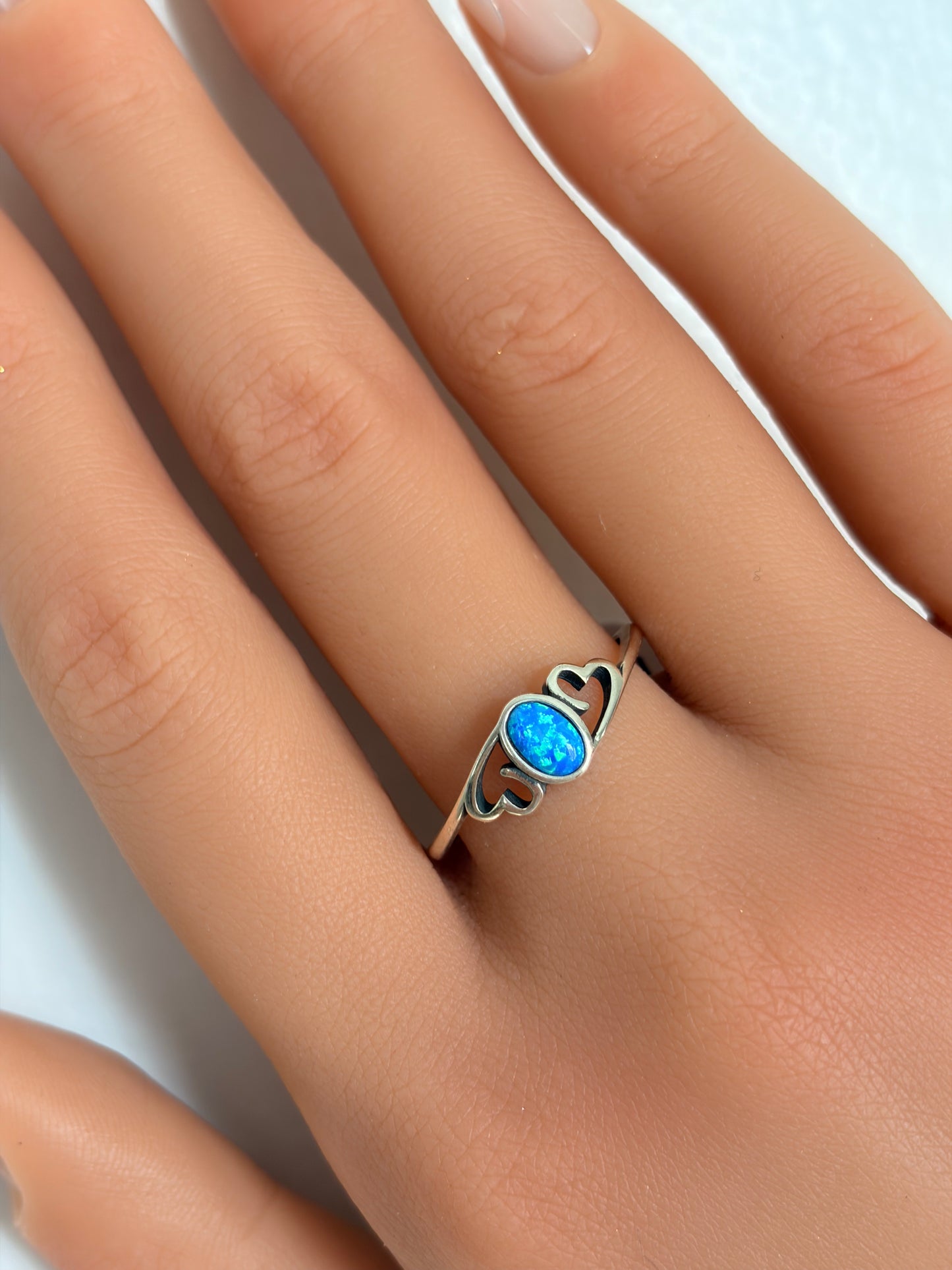 Sortija de corazones con piedra opal azul