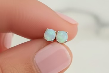 Set de collar y pantallas con piedra opal blanco