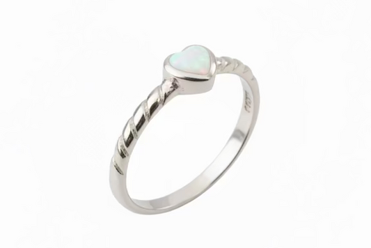 Sortija de corazón con piedra opal blanco