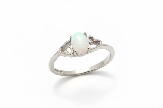 Sortija de corazones con piedra opal blanco