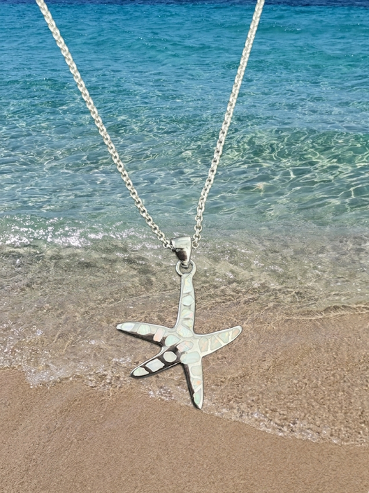 Collar de estrella de mar con piedra opal blanco